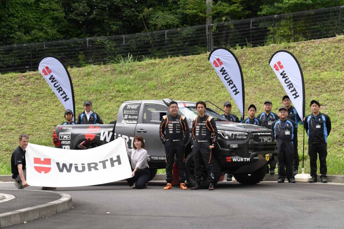 TRDの柏村勝敏プロジェクトリーダーをはじめとするメンバーが「WÜRTH Power 135 TRD Hilux」をサポートする