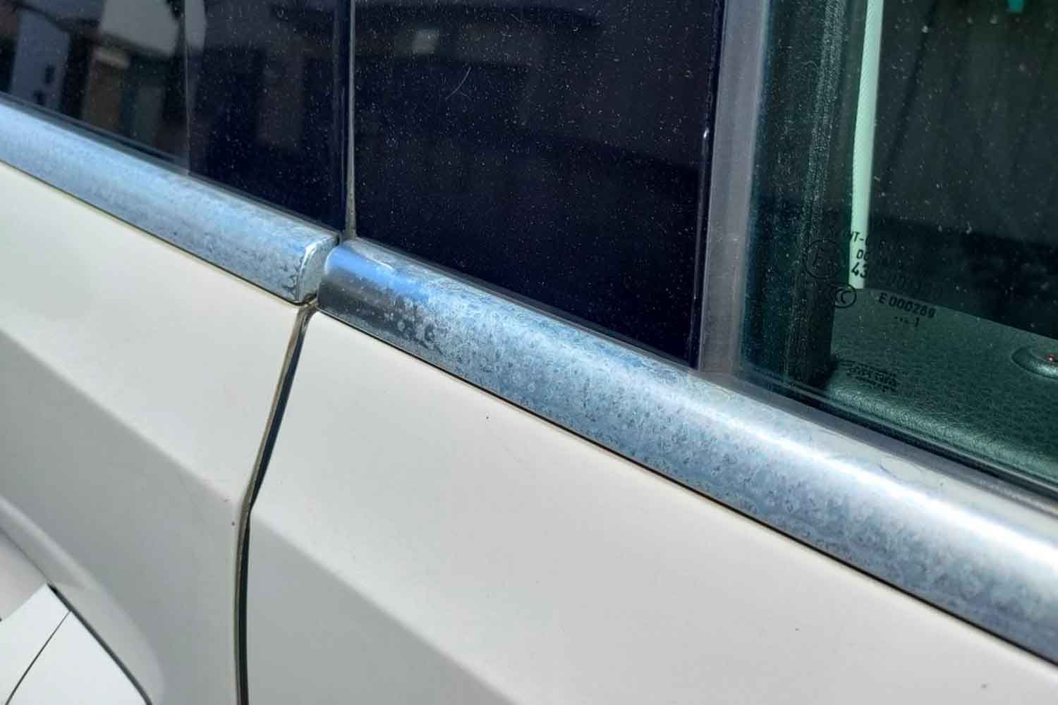 BMWやメルセデスあるあるの「アルミモール」の「白サビ」はなぜ起こる