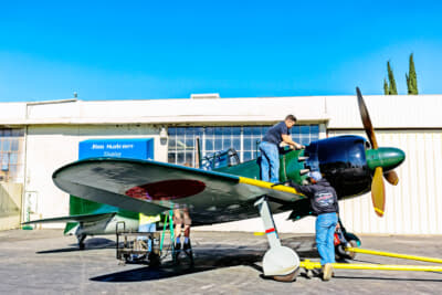 飛行前にメンテナンスを行う零戦の52型61-120号機。オリジナルの栄エンジンを積んで飛行が可能な機体は世界でもこれだけだ