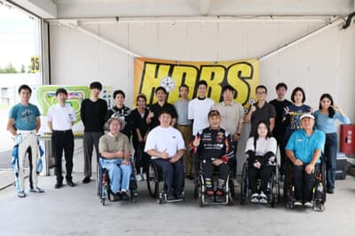 HDRS（ハンド・ドライブ・レーシング・スクール））は一般社団法人国際スポーツアビリティ協会が主催。障がい者も健常者も分け隔てなく行われるレーシングスクールとなる