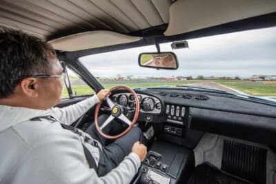 フェラーリ 365GTB/4 デイトナ：フィオラノ・テストトラックを走る筆者