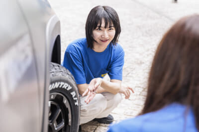 試乗を終えて、さっそくTOYOTIREのスタッフに質問する板東さえかさん