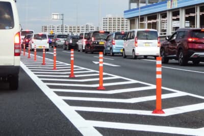 ゼブラゾーンは基本的に駐停車も走行も避けたほうがスマートだろう