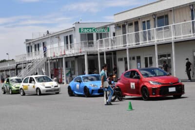 脊椎損傷の場合、体幹がなく自分の身体を支えることができない状態になることもある。そんなドライバーのためにどう身体を固定し間違いのない操作ができるかに注目した指導となる