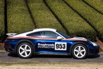 ポルシェ 911 ダカール：撮影車両は1984年のパリ・ダカールラリー優勝車の外観を再現した仕様。オプションのラリーデザインパッケージを選ぶと、ホワイト／ジェンシャンブルーメタリックのツートーンカラーが基本ボディカラーとなる