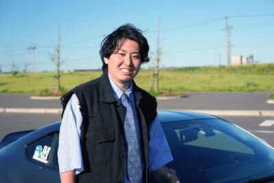 トヨタ GR86とオーナーの齋藤さん。メンテはかつてターボ仕様のAE86に乗っていた、父親と一緒にやることも多いとのこと