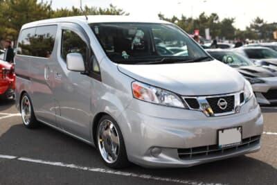 三菱 デリカD:3：適度なローダウンを施しているため、外観はオシャレなアメリカ仕様の日産 NV200の雰囲気に