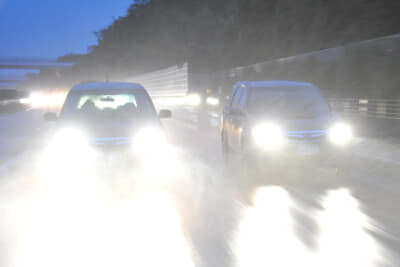 夜間や雨の日には、蒸発現象が起きる可能性があるということを念頭においていつもより慎重な運転を心がけよう