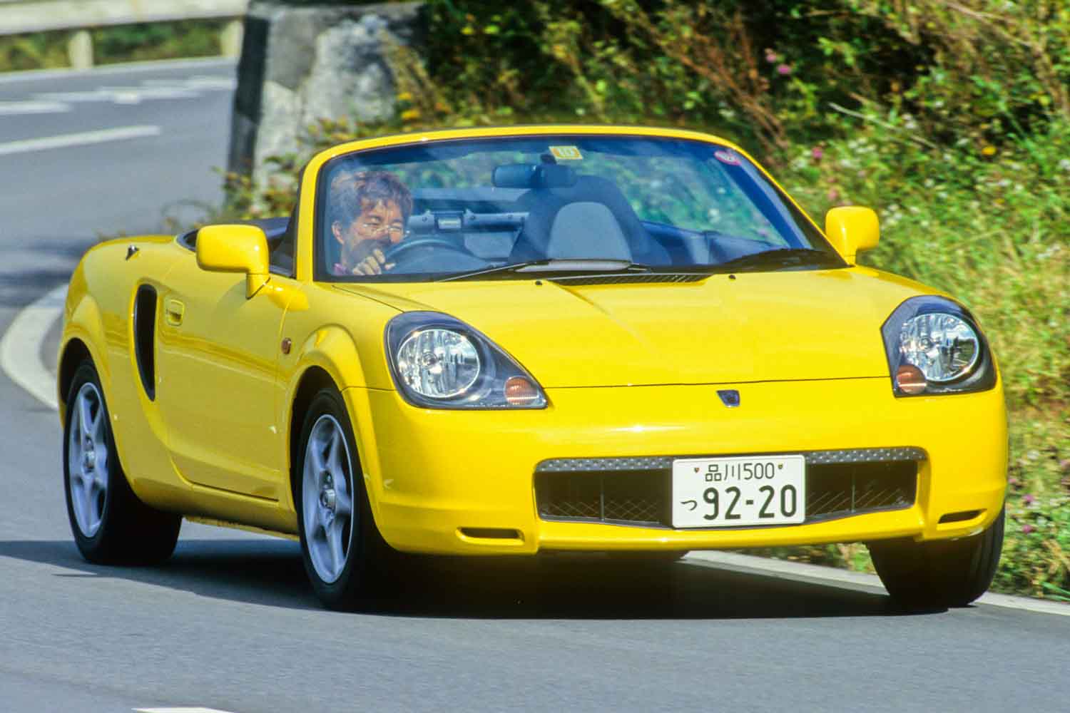 新車で168万円からだったトヨタ「MR-S」を手に入れる最後のチャンス！ 低走行車は価格上昇中…ミッドシップの隠れスポーツカーでした | AUTO  MESSE WEB（オートメッセウェブ） 〜クルマを文化する 〜