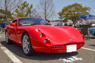 TVR タスカン：ワイドなトレッドと短めのホイールベース、アクの強いデザインが特徴的なTVR