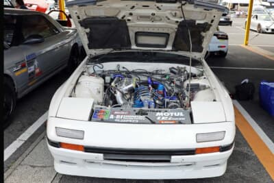 マツダ RX-7：エンジンルームを覗くと4ローター化されたロータリーエンジンが見事に収まっている