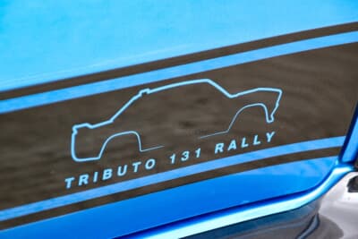 アバルト 695トリビュート131ラリー：「TRIBUTO 131 RALLY」のロゴと車体をモチーフとしたデザインがあしらわれている