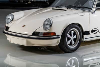 74万7500ドル（邦貨換算約1億2000万円）で落札されたポルシェ「911 カレラ RS 2.7 ツーリング」（C）Courtesy of RM Sotheby's