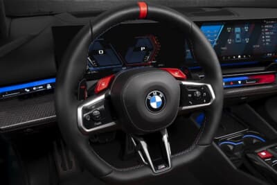 BMW M5：Mボタンを備えた新設計のステアリングを採用する