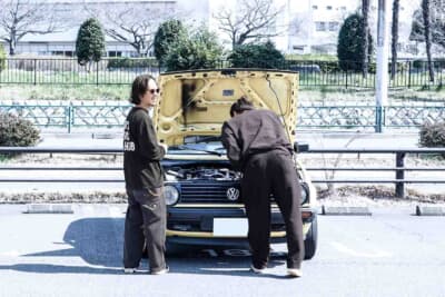 イベントでVW ゴルフ2のエンジンルルームを確認。細部まで見ることができるのもこのイベントならでは