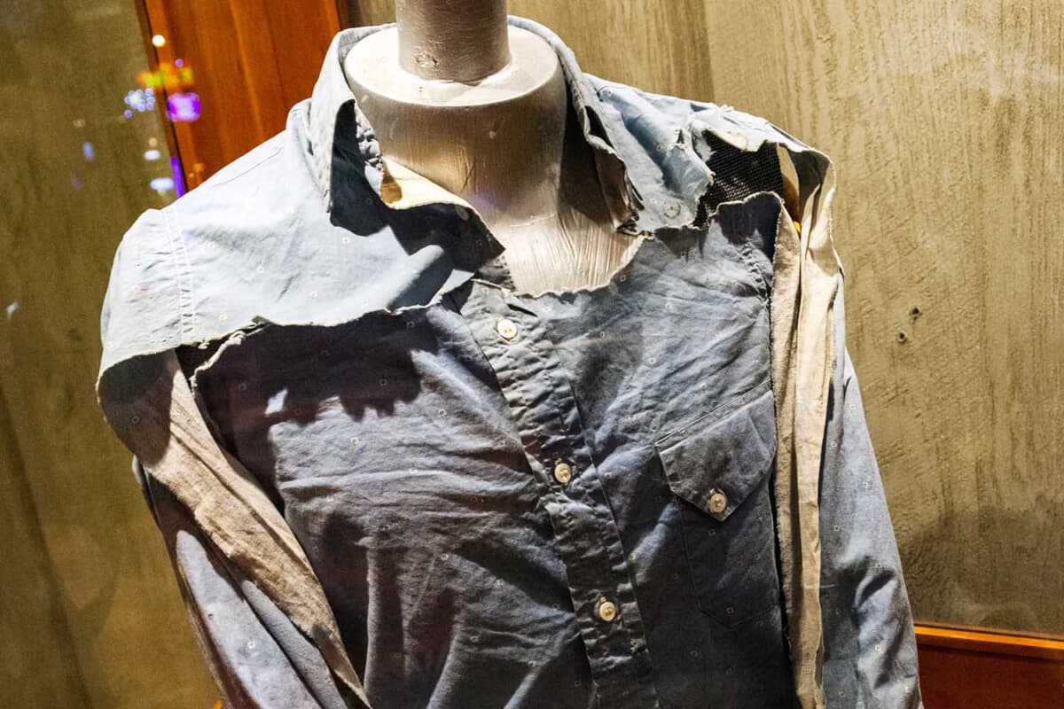 クライドが射殺されたときに着ていたシャツ。自分の遺品が90年後に展示されているなんて、生前の彼は想像したことがあっただろうか