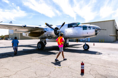 離陸前のB-25ミッチェル。約1万機が生産されたベストセラーだけあって、飛行できる機体はアメリカの各地に残されているようだ