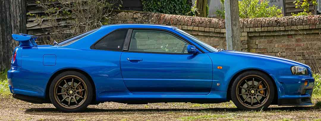 日産R34「スカイラインGT-R V-Spec」が約2400万円にまで！ 日本の書類一式とともに英国に渡った個体が驚きの価格で落札されました