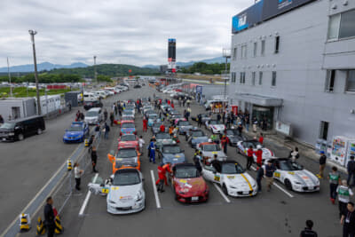 予選に並ぶロードスターカップ参戦車たち