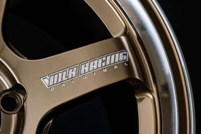 VOLK RACING TE37SB tourer SR：高品位にエンド部が立ち上がったリムフランジ、リム両サイドはダイヤモンドカットされた2本ラインが入る高級感あるフィニッシュである