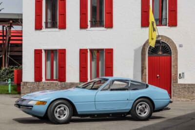 フェラーリ 365GTB/4 デイトナ：1968年のパリサロンで公開された365GTB/4。全幅にわたるプレキシガラスが特徴的なフロントマスクは、1971年よりリトラクタブルヘッドライトを用いたデザインに変更されている