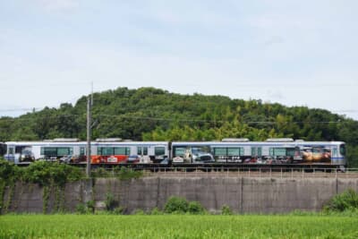 岡崎市と豊田市の中心部を通りながらも、のんびりとした田園風景の中も走る“味のある“鉄道路線