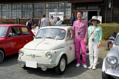 1962年製のフィアット 500Dで参加の村松さんご夫妻、お揃いのシャツが愛車と似合って可愛らしい