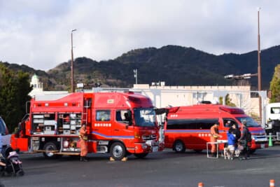 はたらくクルマブースでは、制服を着用しての写真撮影や、キャリアカーへ車両を載せる同乗体験なども楽しめる