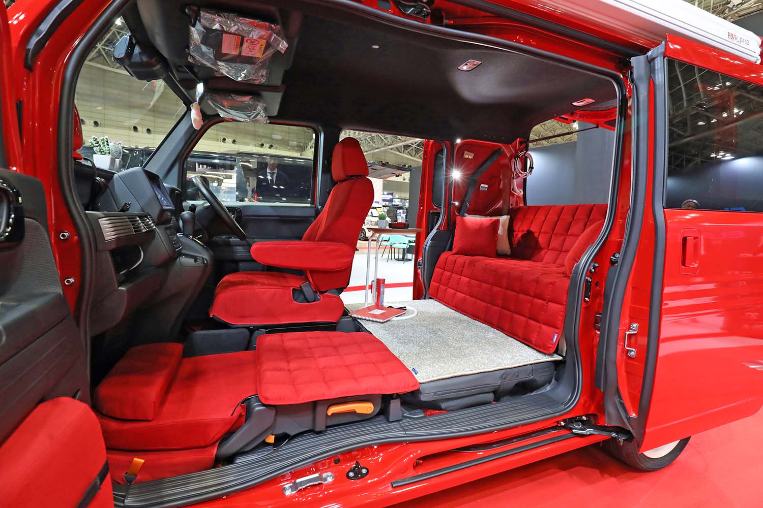 軽とは思えない広々開放空間を実現したホンダ「N-VAN」発見！ 女子旅に