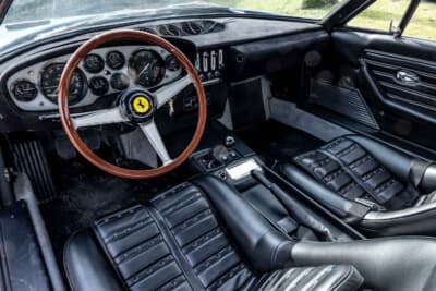 フェラーリ 365GTB/4 デイトナ：ウッドステアリングを採用するインテリア