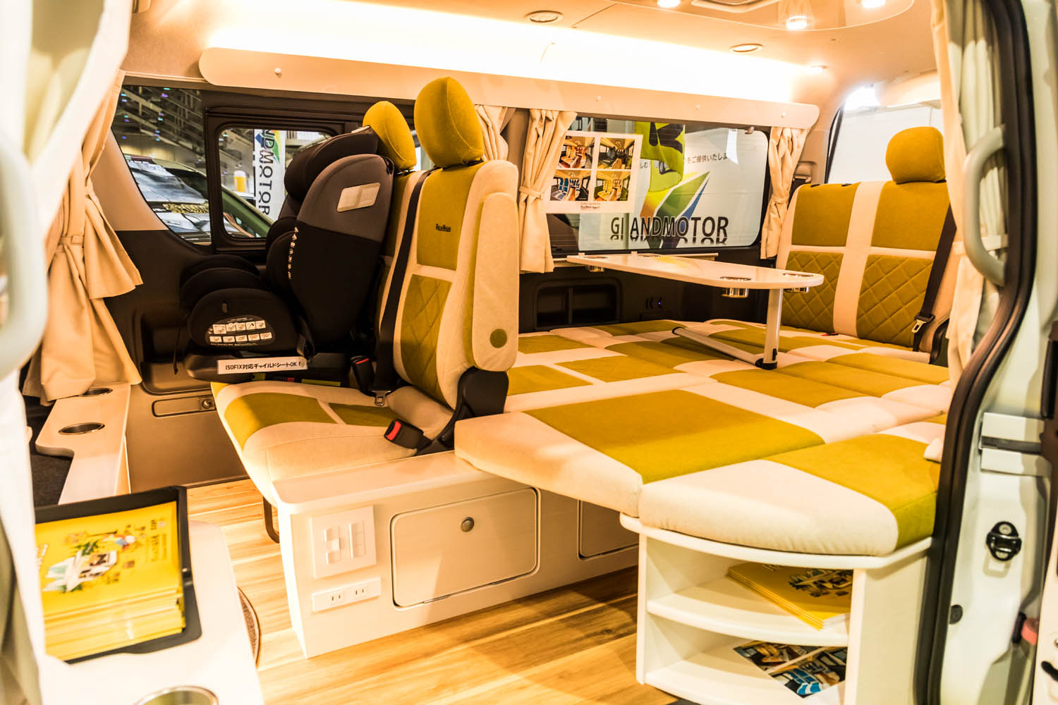10名乗車OKのキャンピング仕様トヨタ「ハイエース」は3ナンバー