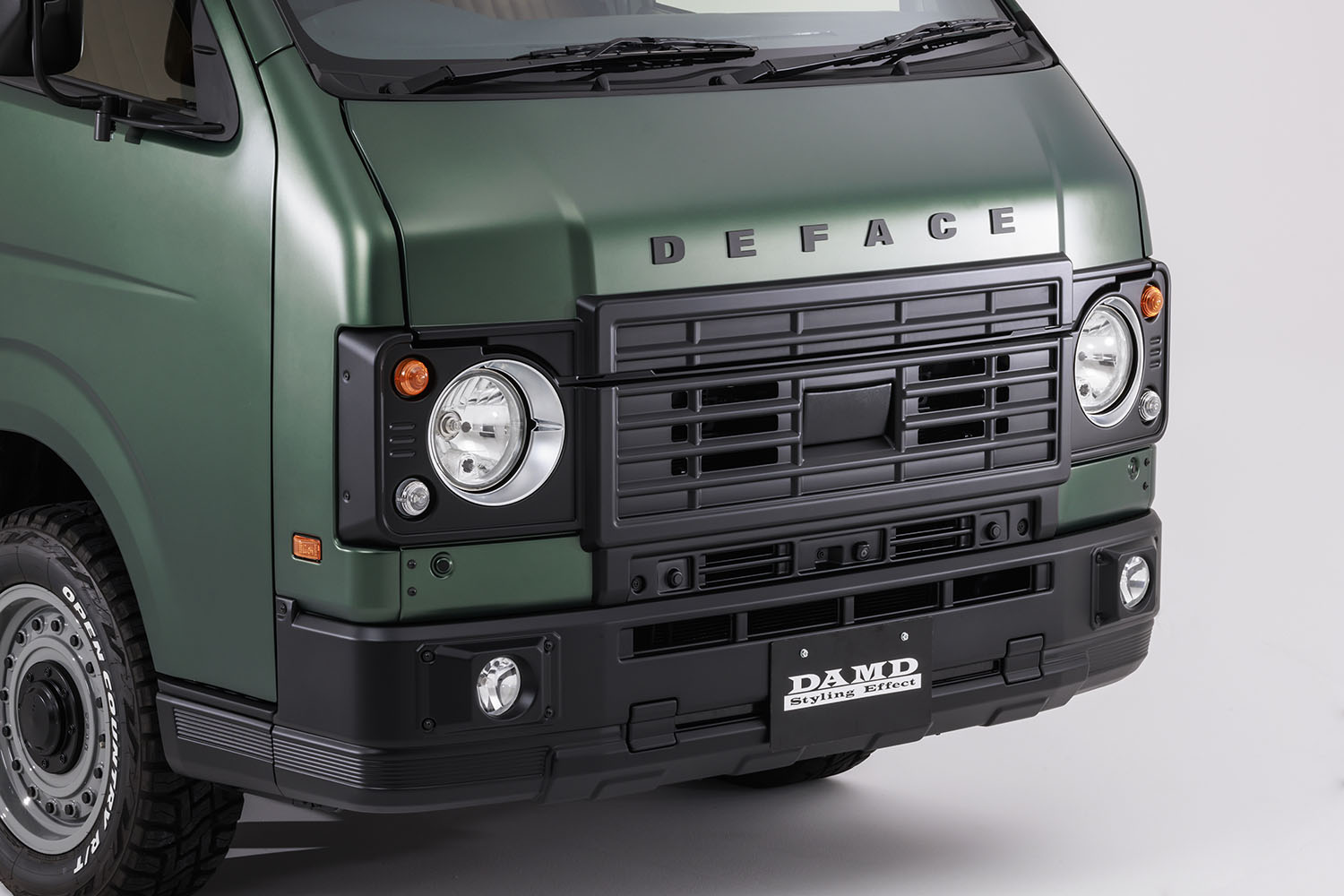 トヨタ「ハイエース」が「ディフェンダー」顔に変身！ 43万7800円で