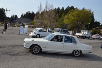 日産 スカイライン2000GT：ハヤシストリートホイールを履かせダウンサスで若干車高を落としている