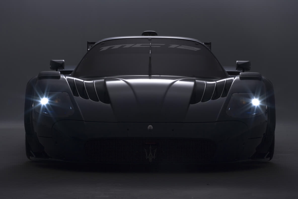 マセラティ MC12 ヴェルシオーネ コルセ：V型12気筒エンジンを搭載する