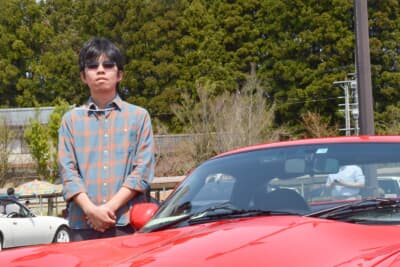 TVR タスカンと、オーナーの小島彬彦さん