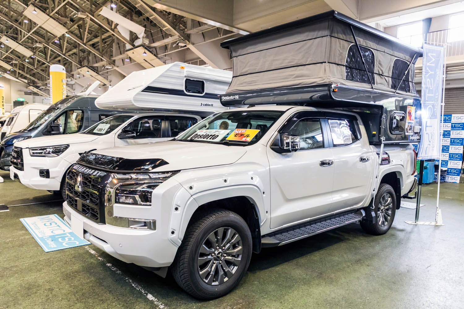 三菱新型「トライトン」が4人就寝のキャンパーに早変わり！ 荷台に