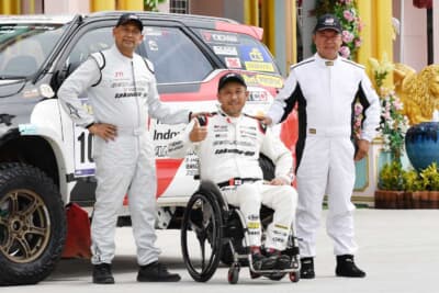 101号車の搭乗員。左からイティポン・シマラック選手、青木拓磨選手、ソンウット・ダンピパットラコーン選手