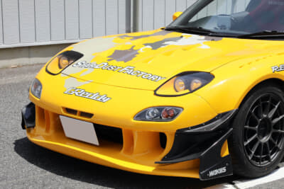 マツダ RX-7：RE雨宮製GT-ADキットIIIによってワイドボディ化している