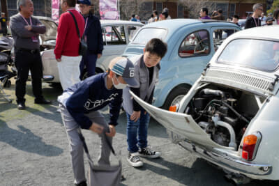 ちびっこたちも、普段とは違ったクルマたちに興味津々。名車を間近で見られるのも楽しいようだ