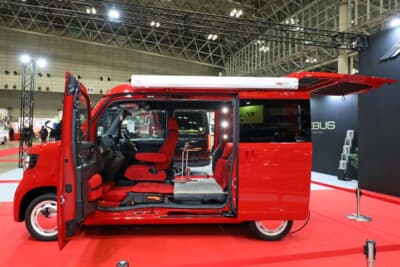 ホンダ N-VAN ミア ピクニカ：ホンダ独自のセンタータンクレイアウトによって低床化を実現