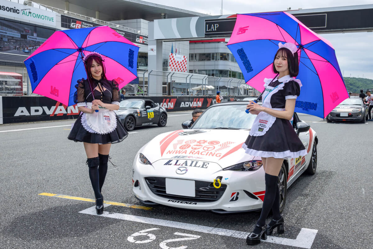 スーパー耐久ST5クラスにエントリーするTEAM NOPROのレースアンバサダーの根岸しおりさん（右）と霧島聖子さん（左）がグリッドに立ってくれた