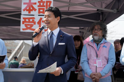 元レーシングドライバーで、F1ドライバーとしても活動した山本左近衆議院議員も地元イベントの応援に駆けつけ、スタートする各車を見守った