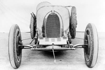 ブランド発祥の地モルスハイムにあるブガッティ タイプ35の1924年の写真（C）BUGATTI TRUST