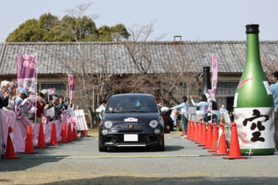 コースを先導するのは地元豊橋市で長く輸入車を手がけるカーボックス代表の吉田さんと、版画家・牧田哲明さんの次女・塚越京子さんのアバルト