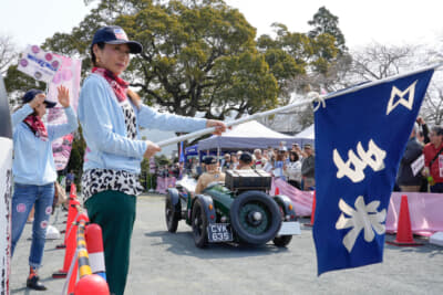 スタートする1936年製のオースティン セブン。北村さんは京都からエントリー