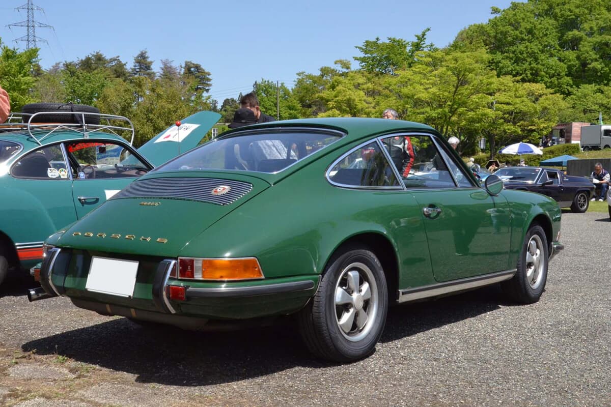 ポルシェ 911T：ナローボディの時代ながら、ホイールベースが57mm延長され、前後のボディアーチにフレアがついている