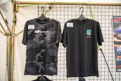 2024 SUPER GT Round6 SUGOの大会限定アイテム「2024シリーズツアーTシャツ Rd. 6 SUGO」（右）が先行販売