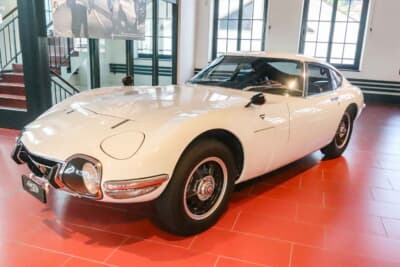 トヨタ 2000GT：エミール・フレイ・クラシックスに収蔵展示されていたトヨタ2000GT。左ハンドル＝輸出仕様で、ヘッドライトが大きい前期モデルだが、これほど程度の良い個体は珍しい