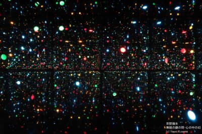 草間彌生の作品「無限の鏡の間 - 心の中の幻」（C）Yayoi Kusama