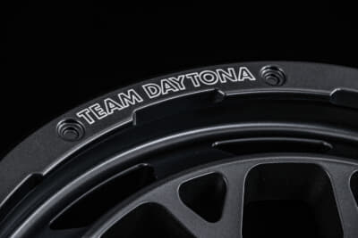 TEAM DAYTONA M9＋SPEC-M：リムフランジに深いタテ壁を擁しA.M.T.技術を駆使したマシニングロゴを採用するM9＋に今作では新色を追加。進化を続ける